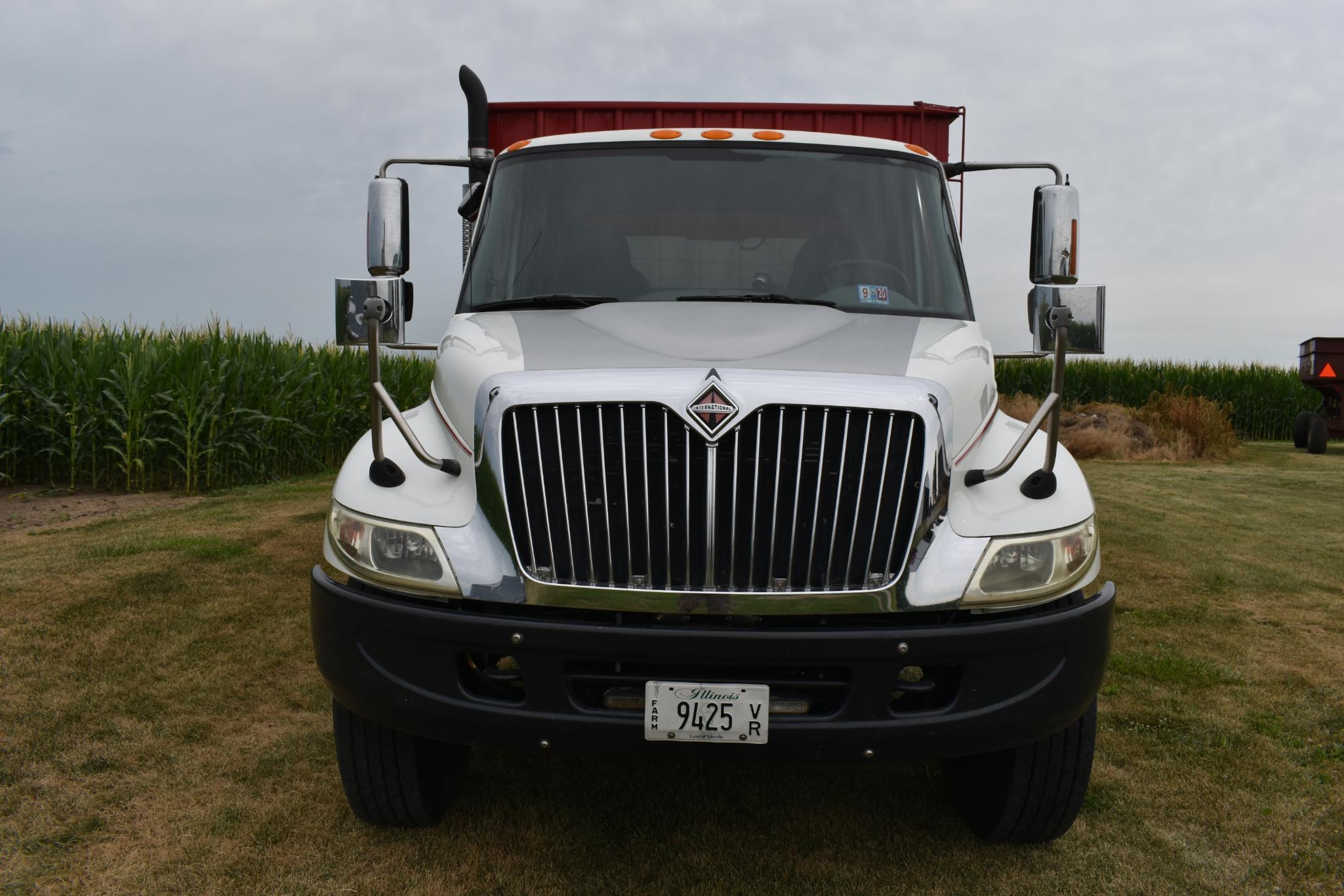 2004 International 4400 grain truck