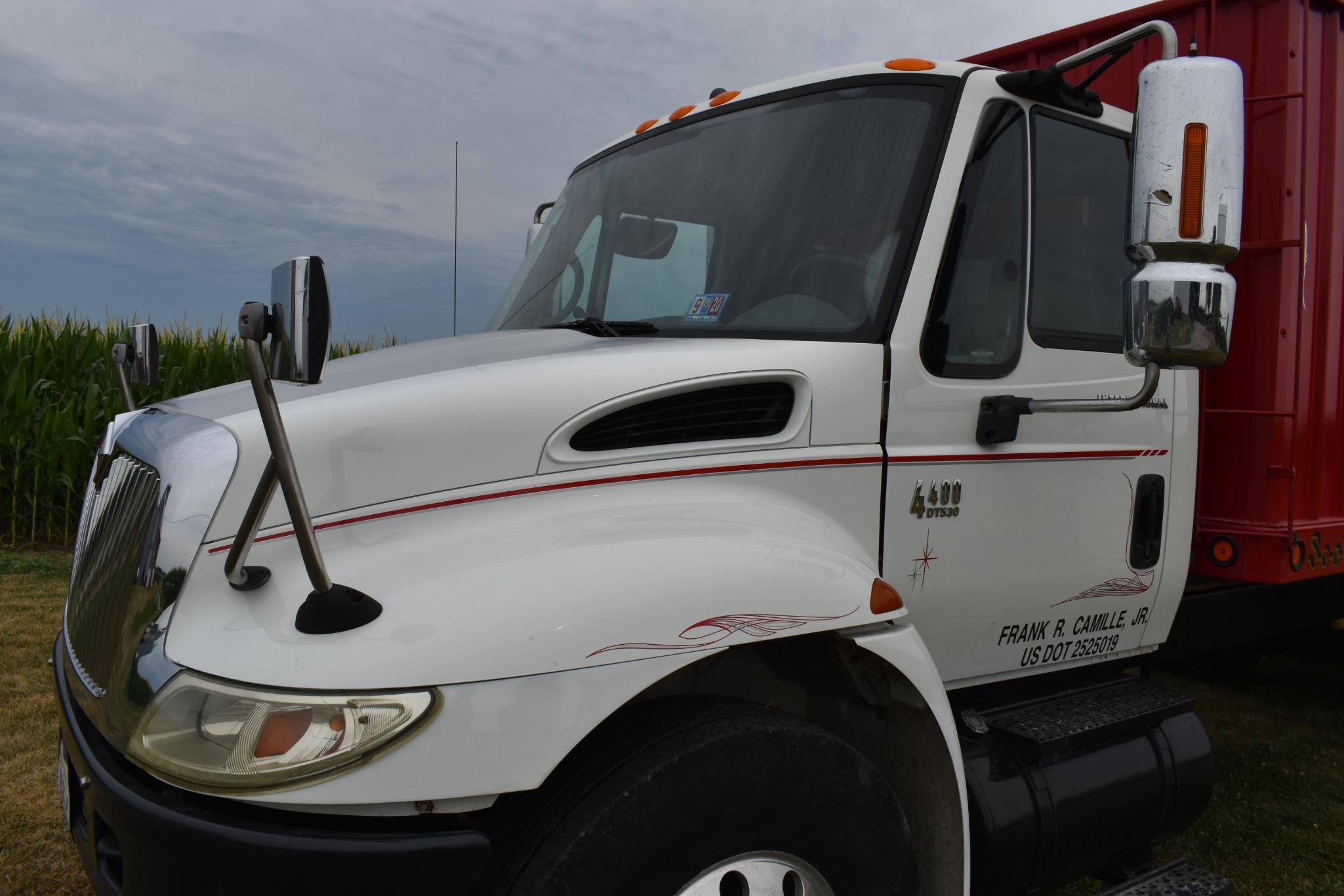 2004 International 4400 grain truck