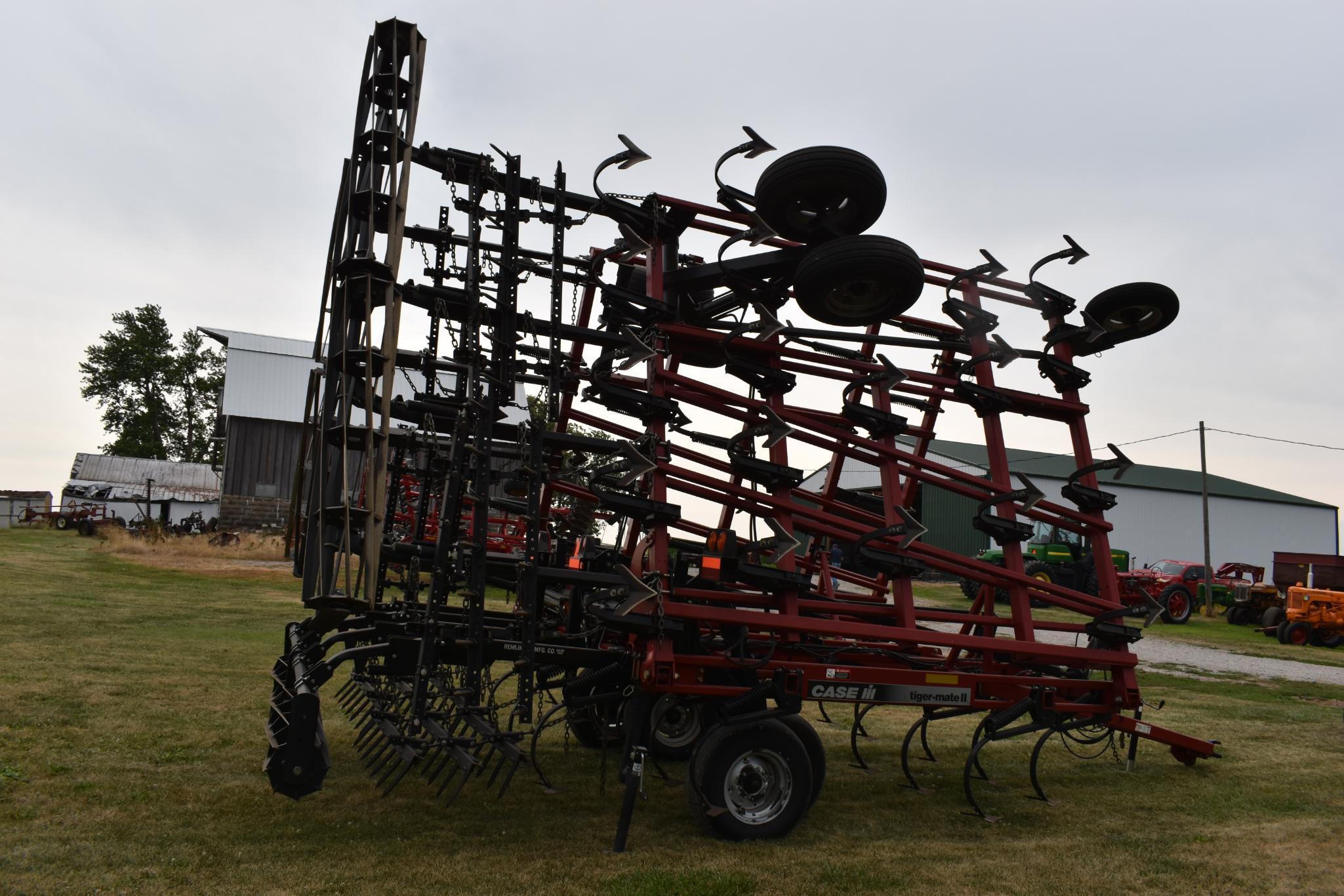 2005 Case IH Tiger-Mate II 30' field cultivator