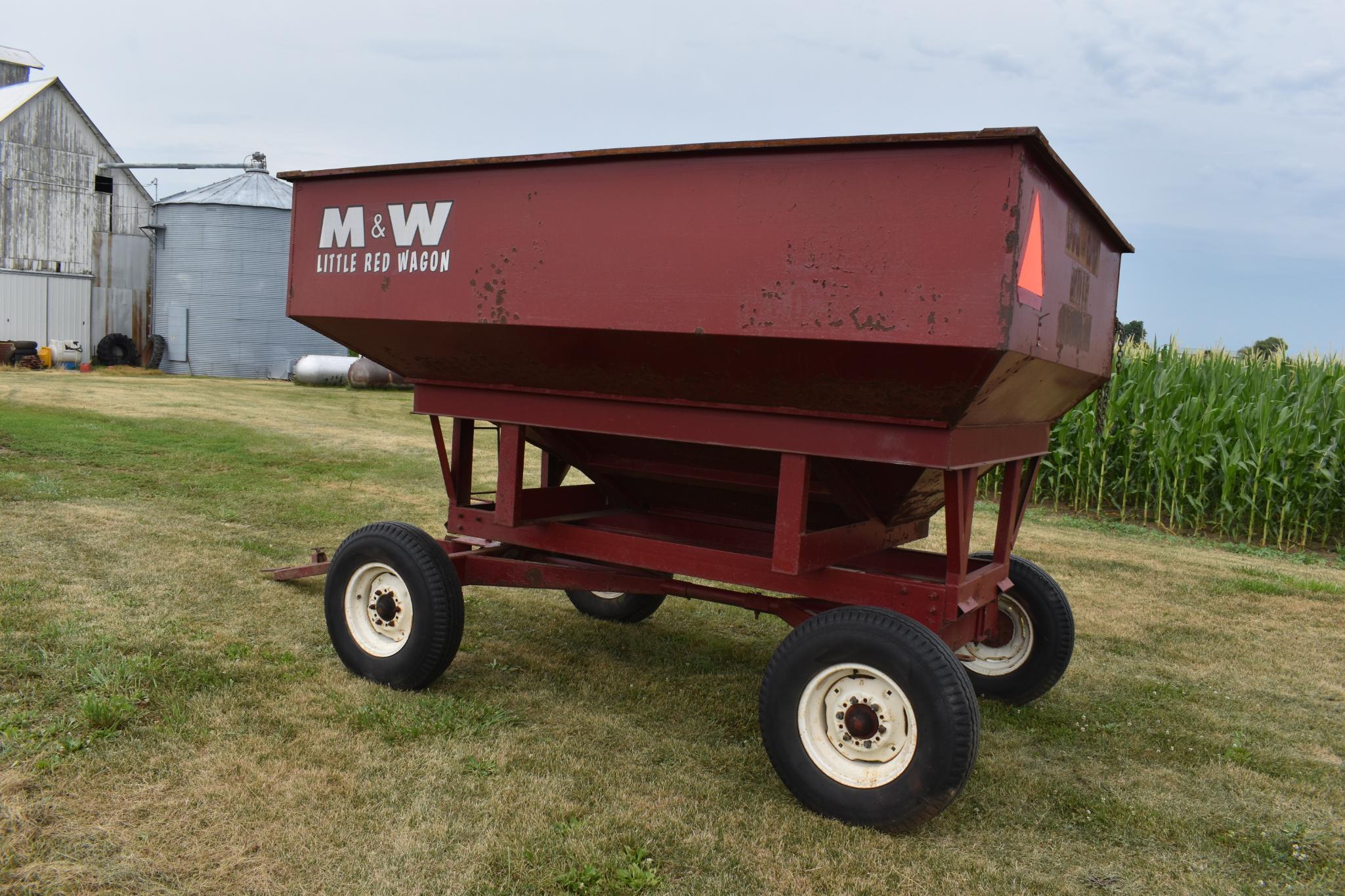 M&W 200B gravity wagon