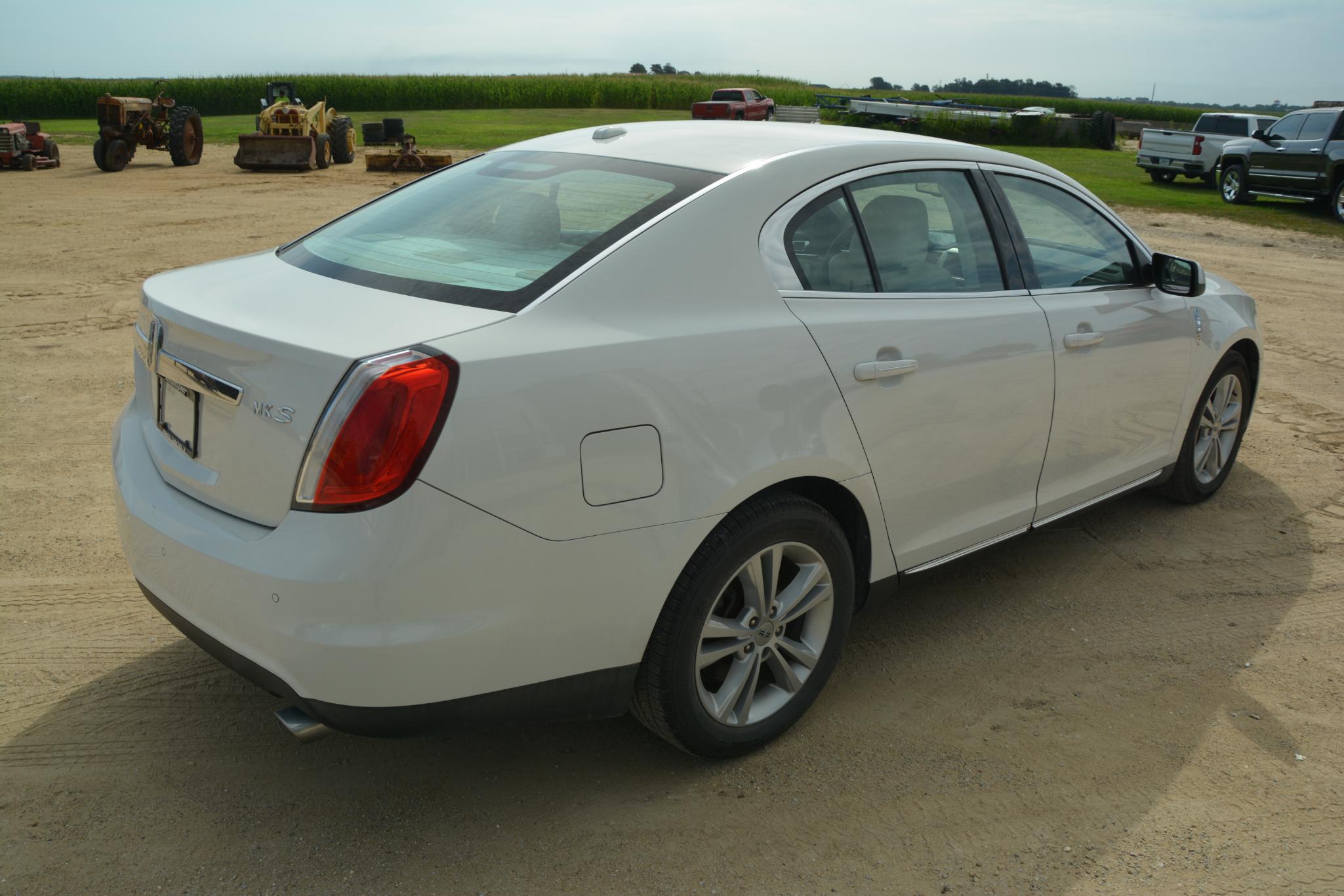 2009 Lincoln MKS 4-door sedan