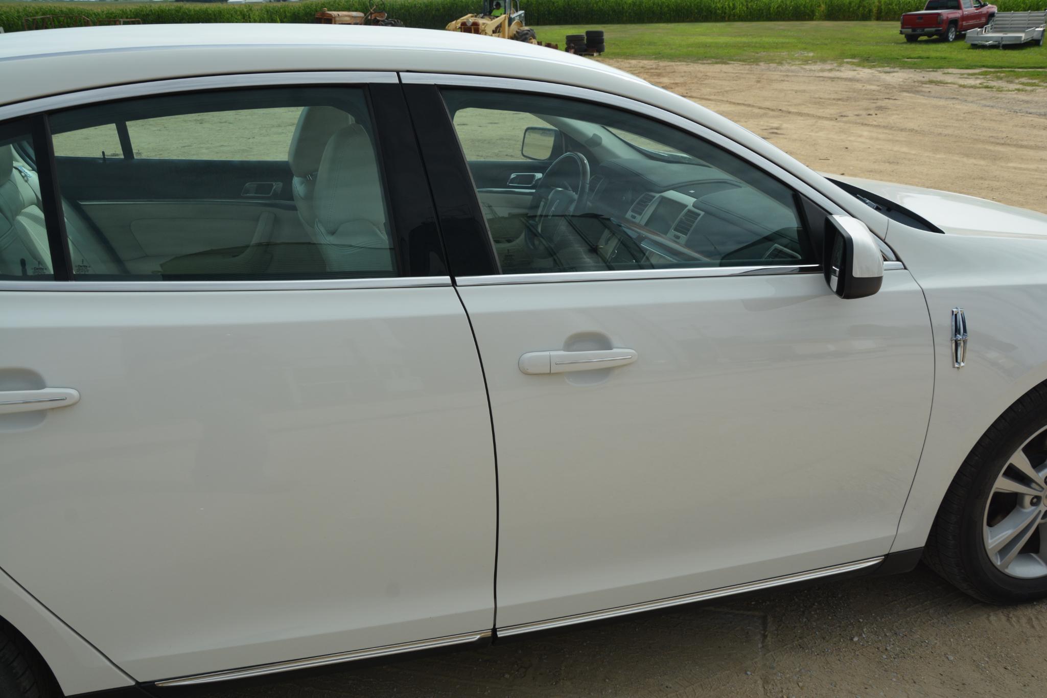 2009 Lincoln MKS 4-door sedan