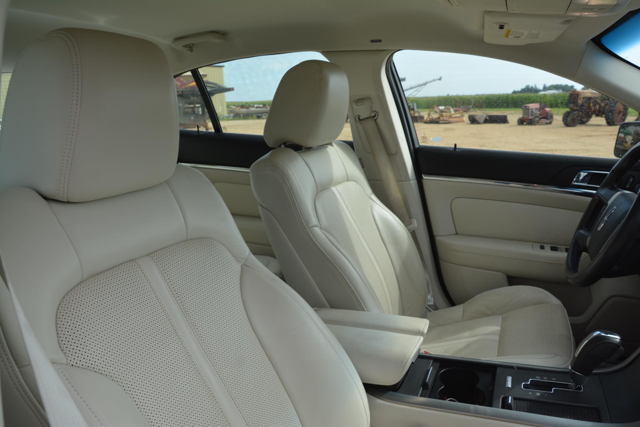 2009 Lincoln MKS 4-door sedan