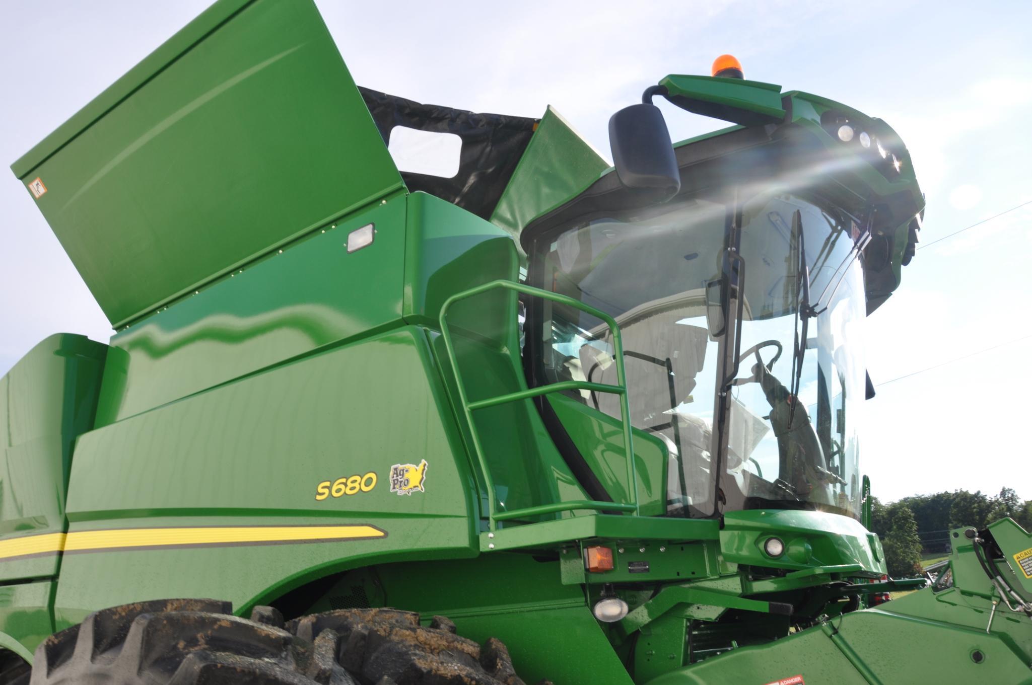 2017 JD S680 4wd combine