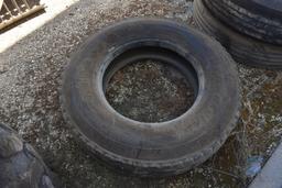 11R22.5 tire