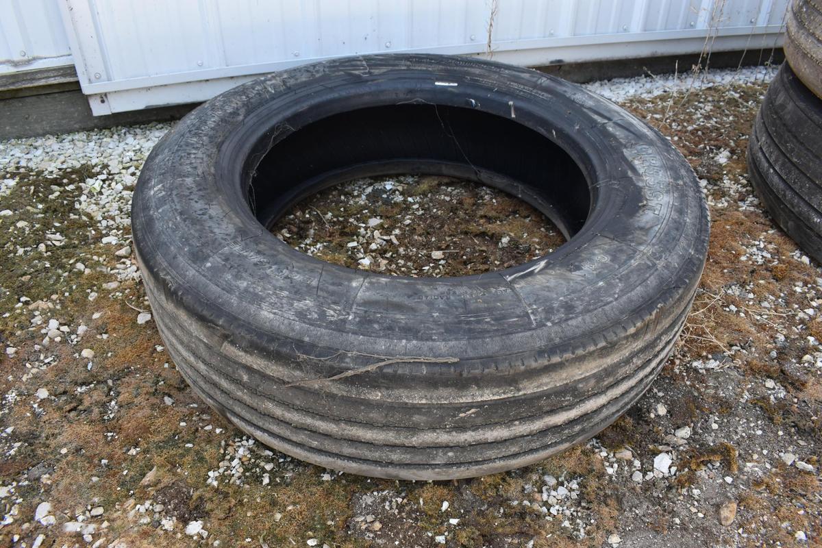 255/70R22.5 tire