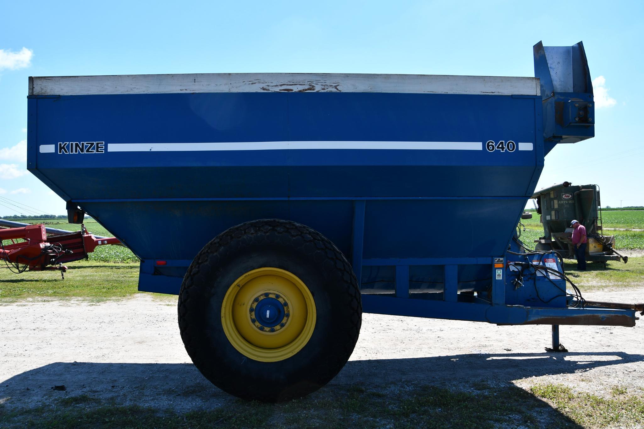 Kinze 640 grain cart