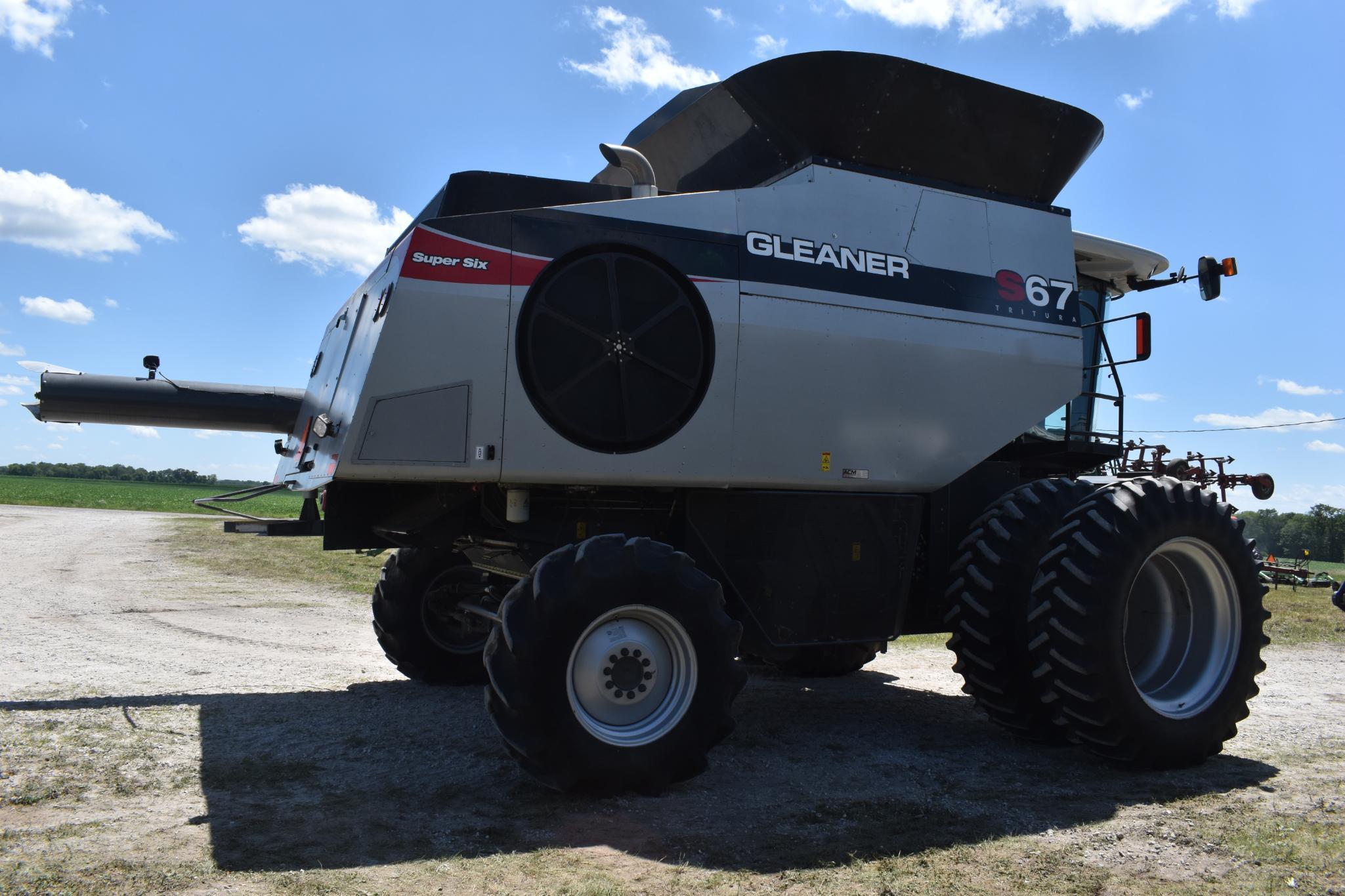 2011 Gleaner S67 "Super Six" 4wd combine