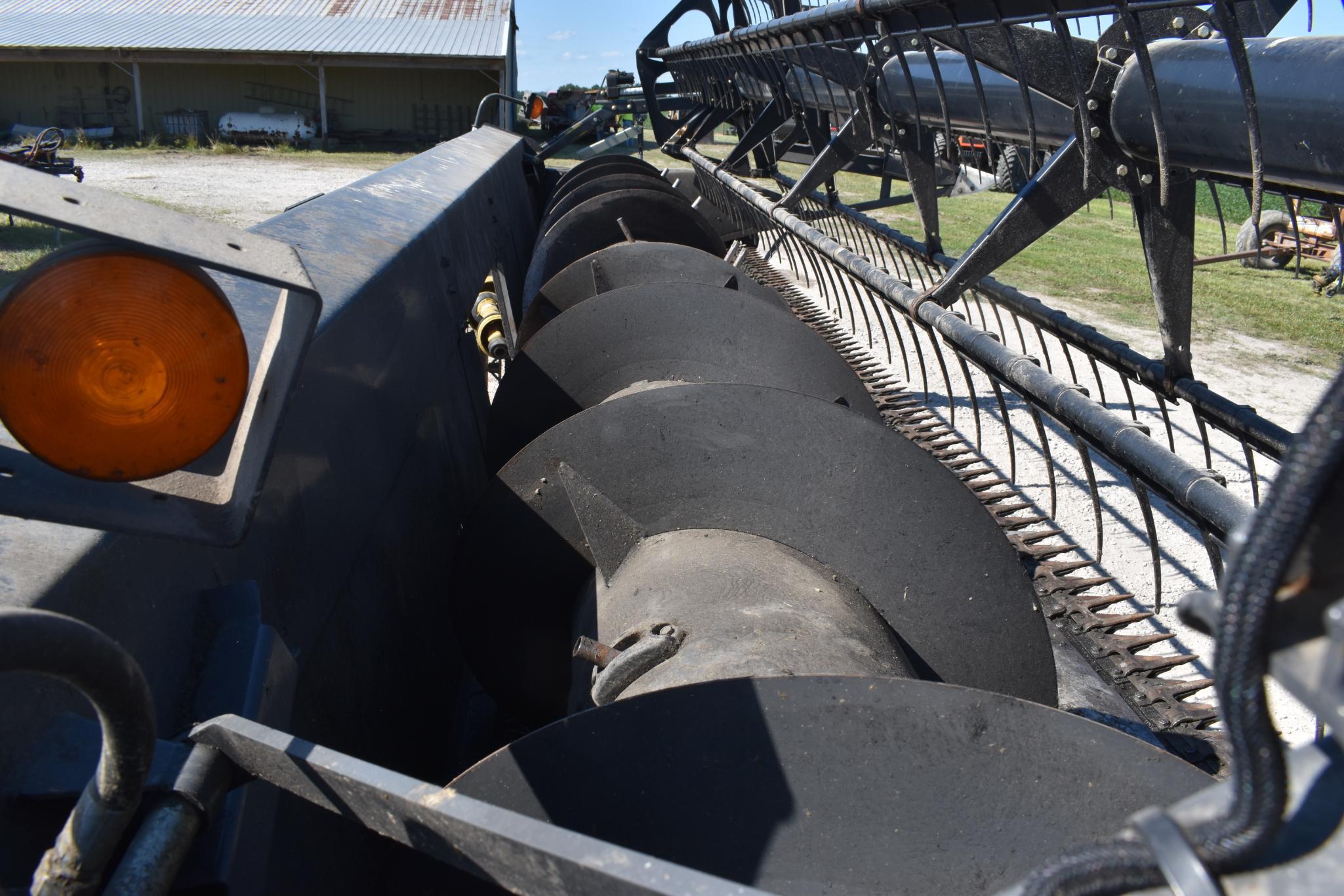 2010 Gleaner 8200 Flex 20' platform