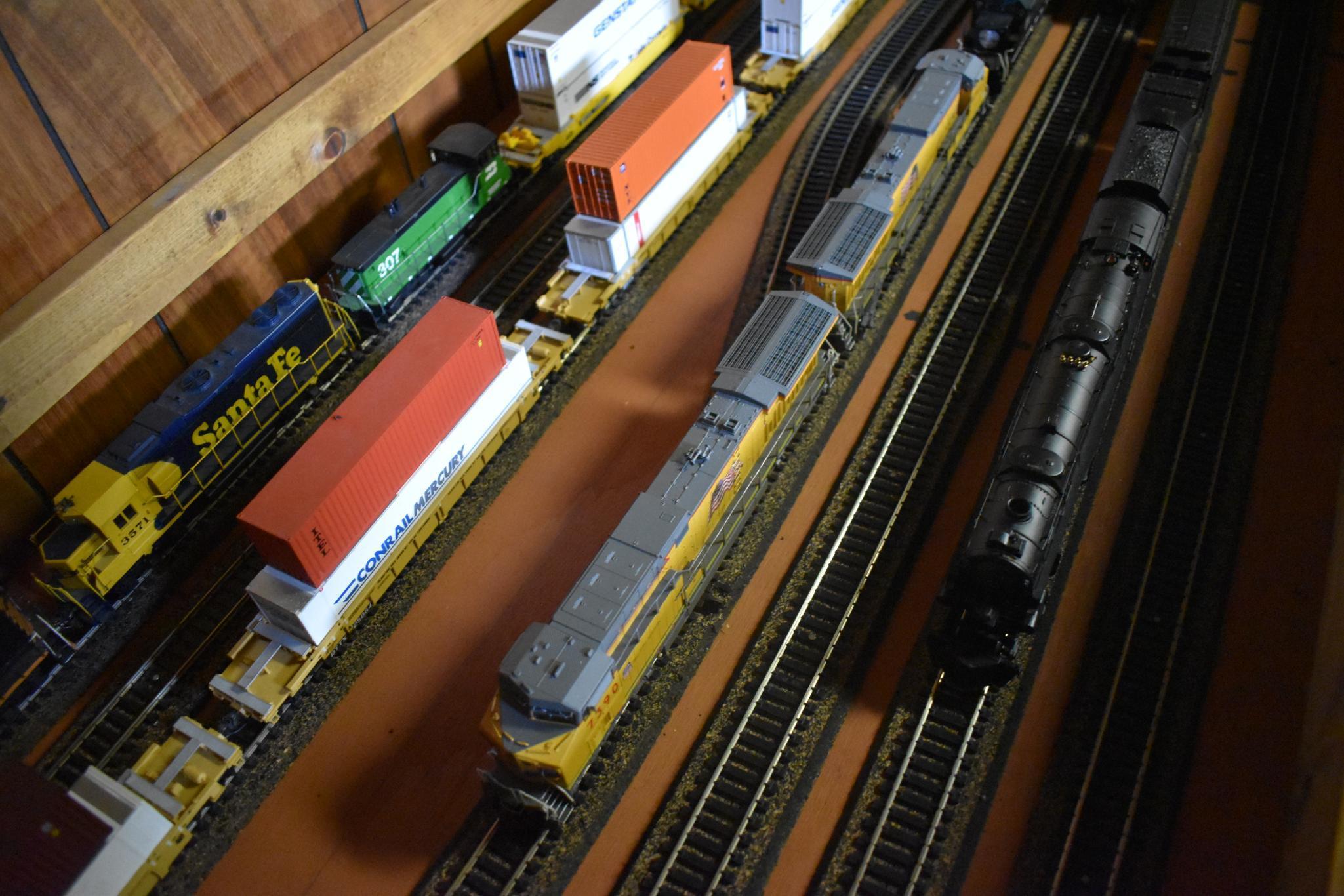 Extensive toy model railroad with over 250 pcs.