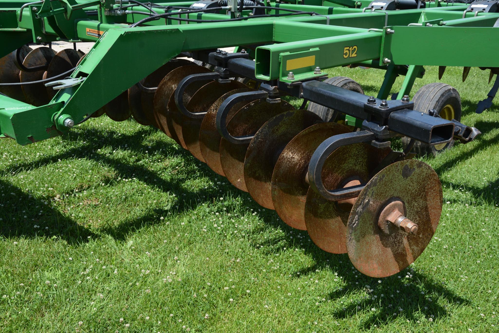 2003 John Deere 512 7-shank disc-ripper