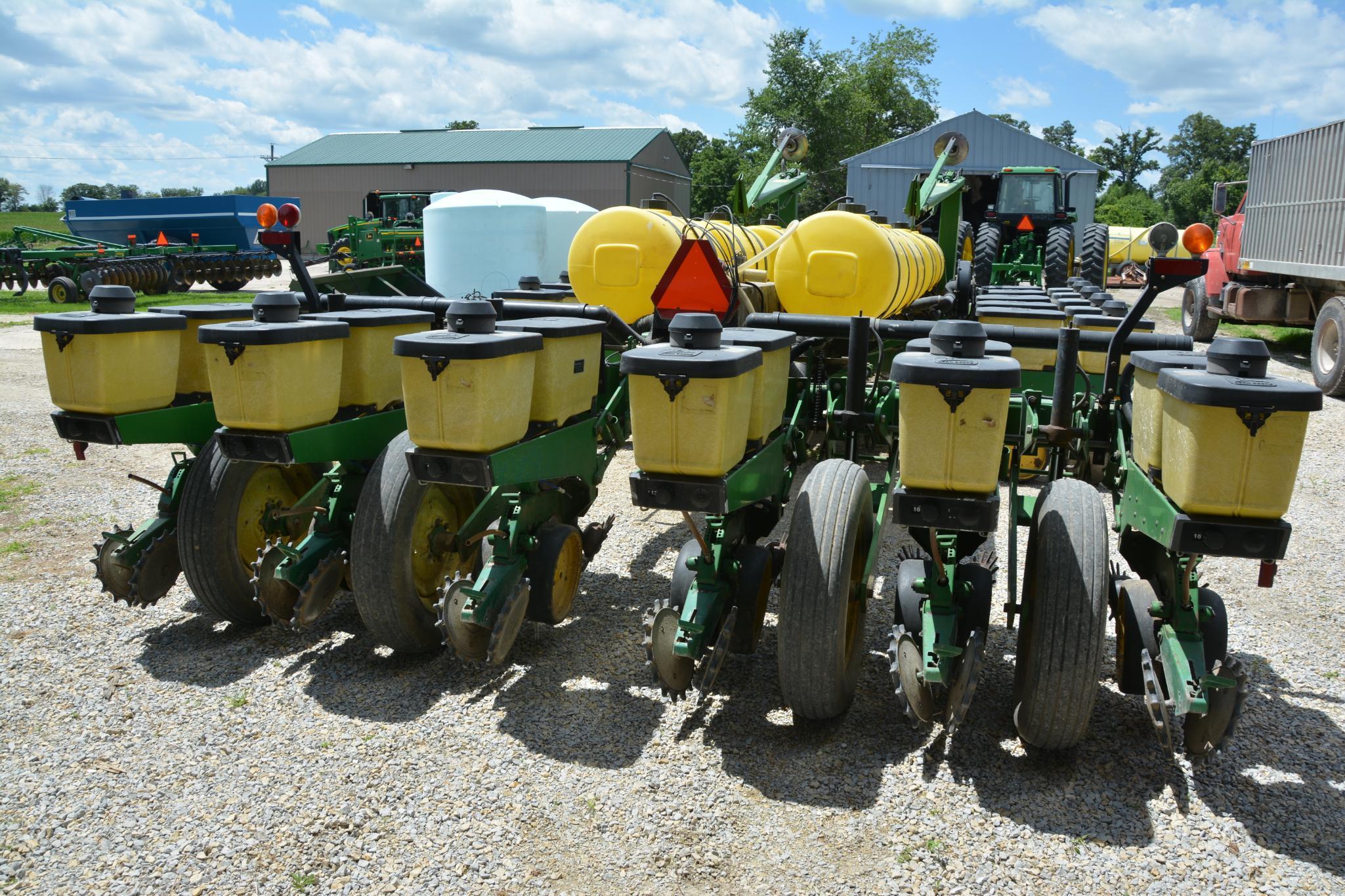 1992 John Deere 7200 16 row 30" planter