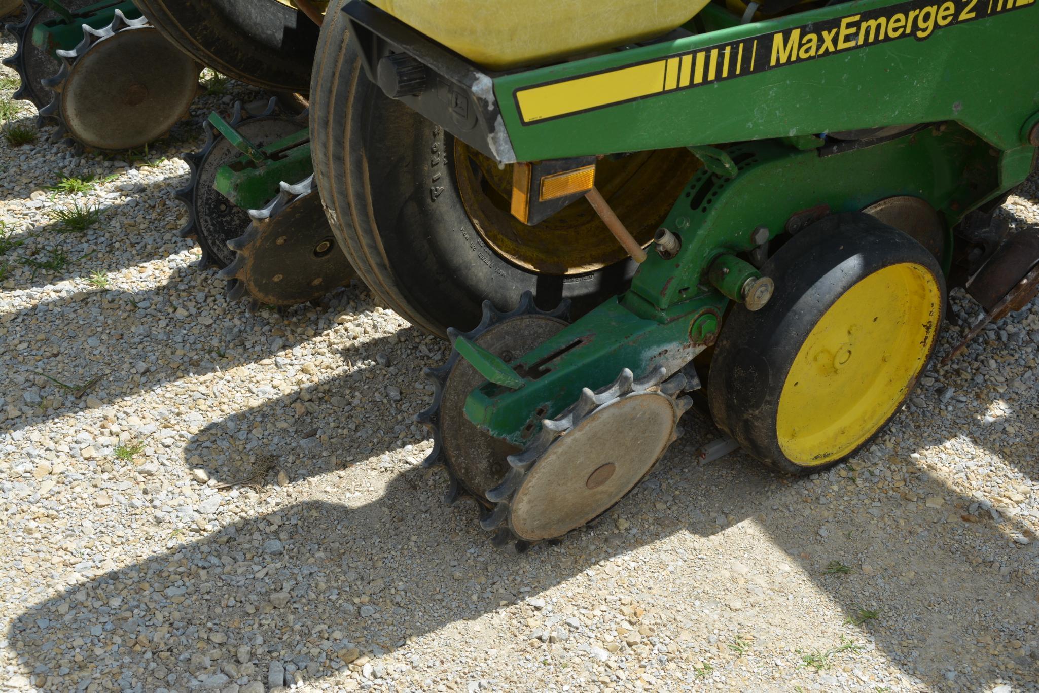 1992 John Deere 7200 16 row 30" planter