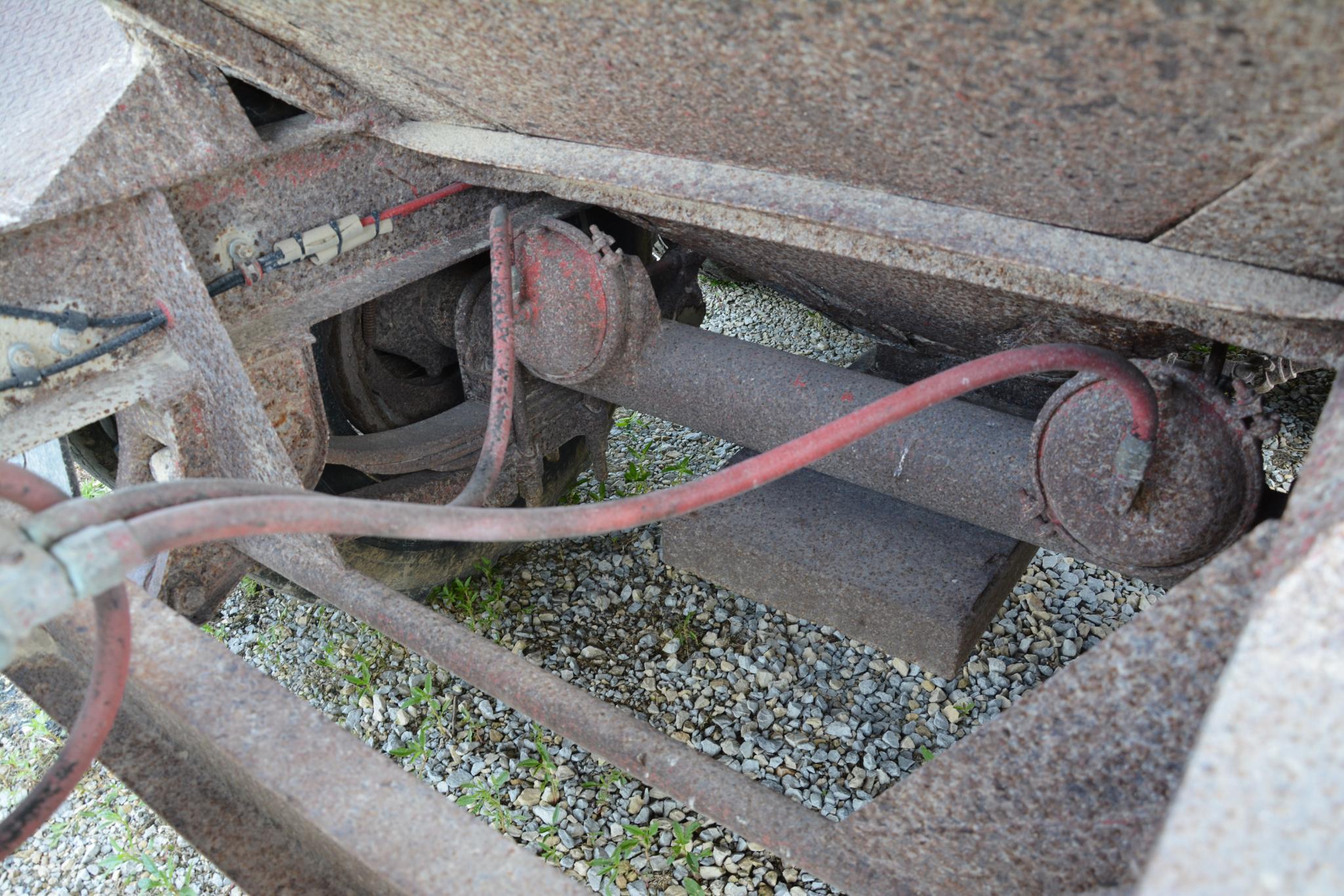 1984 Omaha Standard 400 bu. pup grain trailer