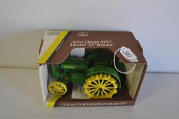 Ertl 1/16 Scale John Deere 1953 Model D Toy Tractor, Collector Edition