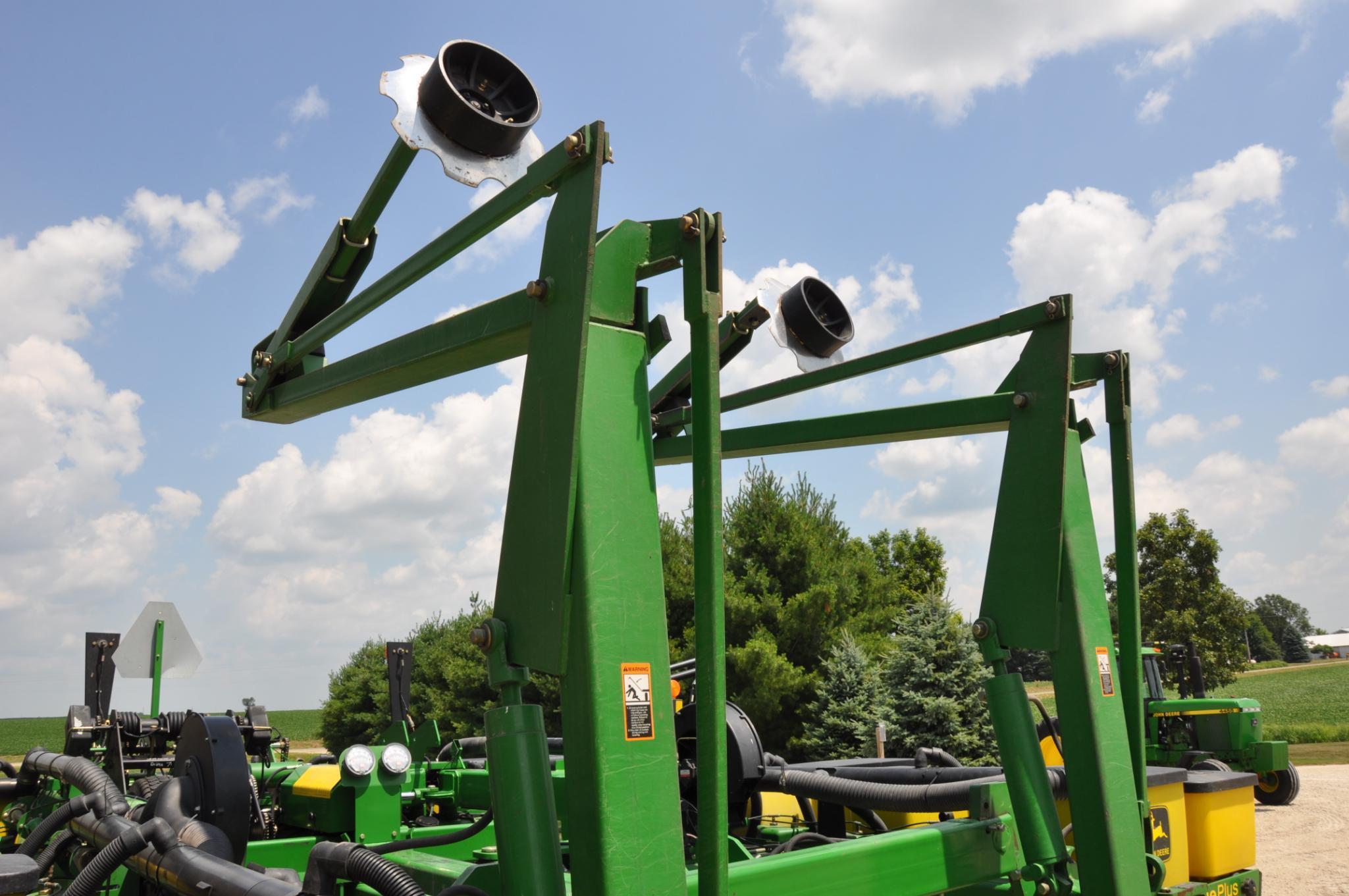 2001 JD 1780 12/24 planter