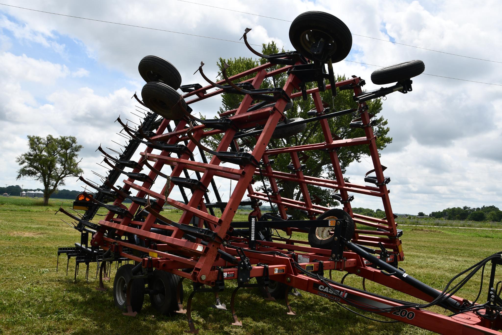 Case IH Tiger Mate 200 32' field cultivator