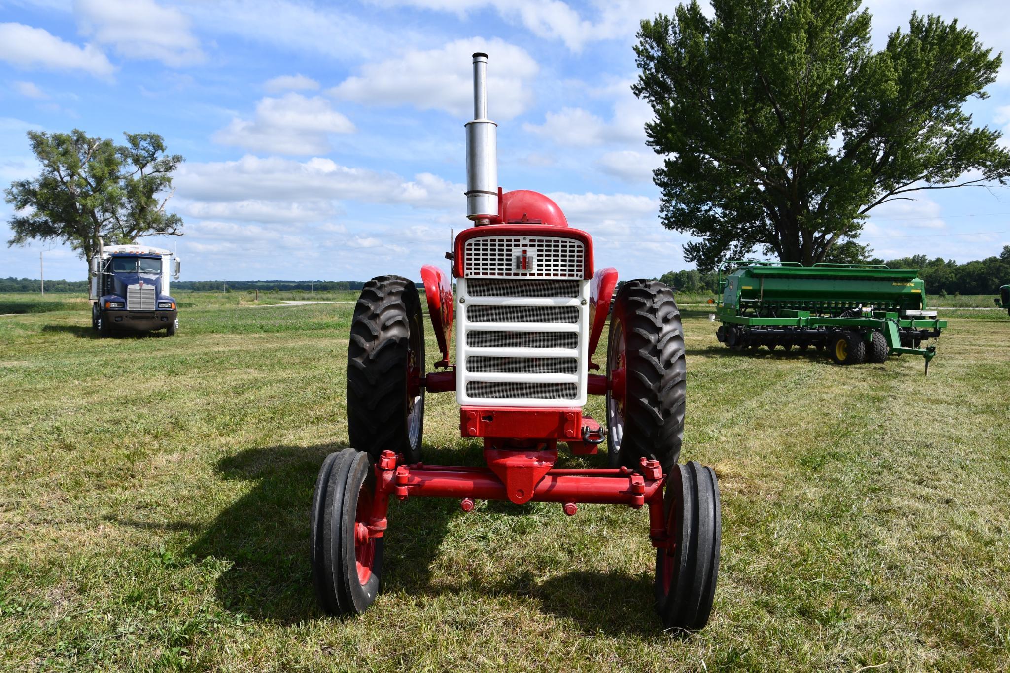 1962 Farmall 560 2wd tractor