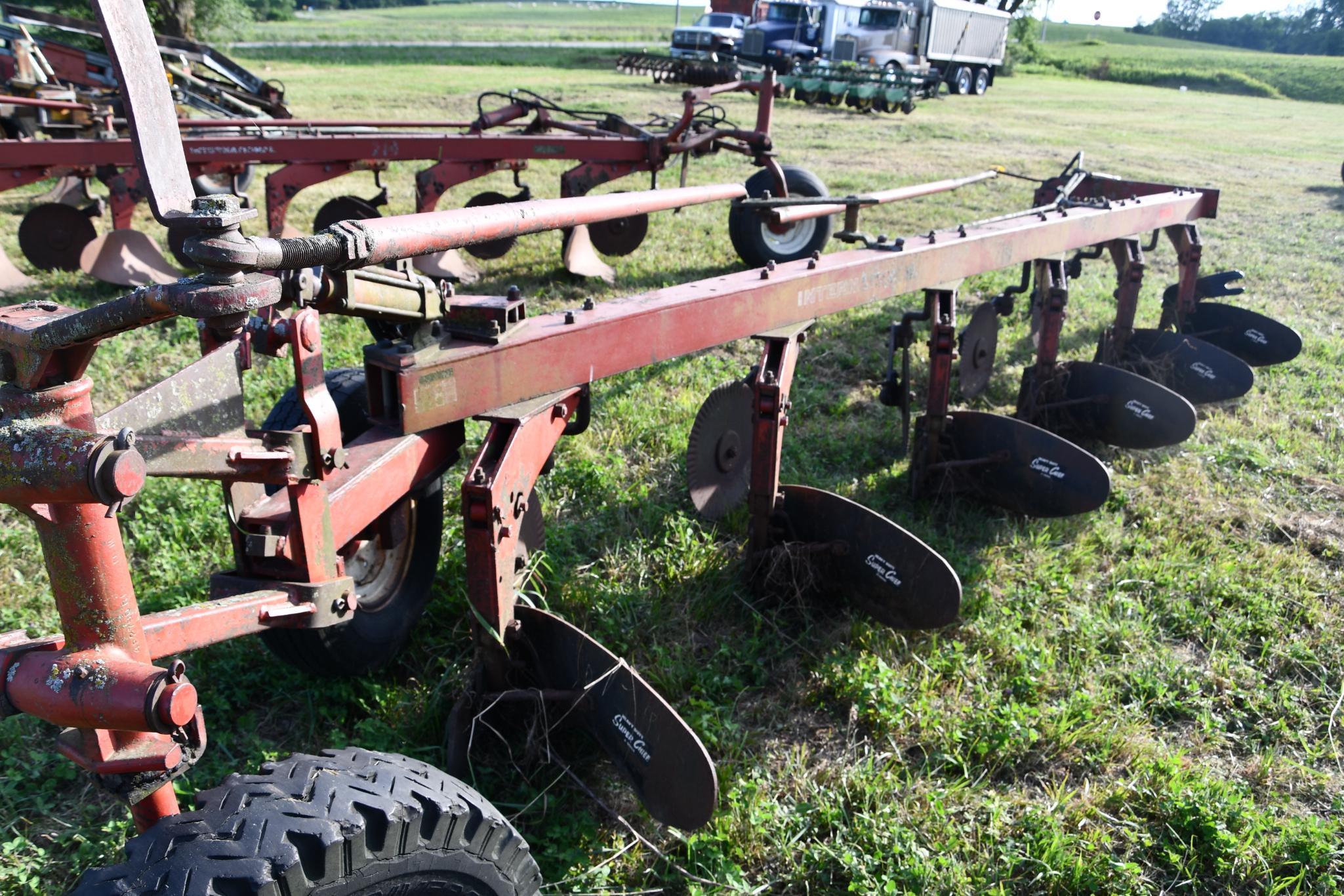 IH 710 6-bottom plow