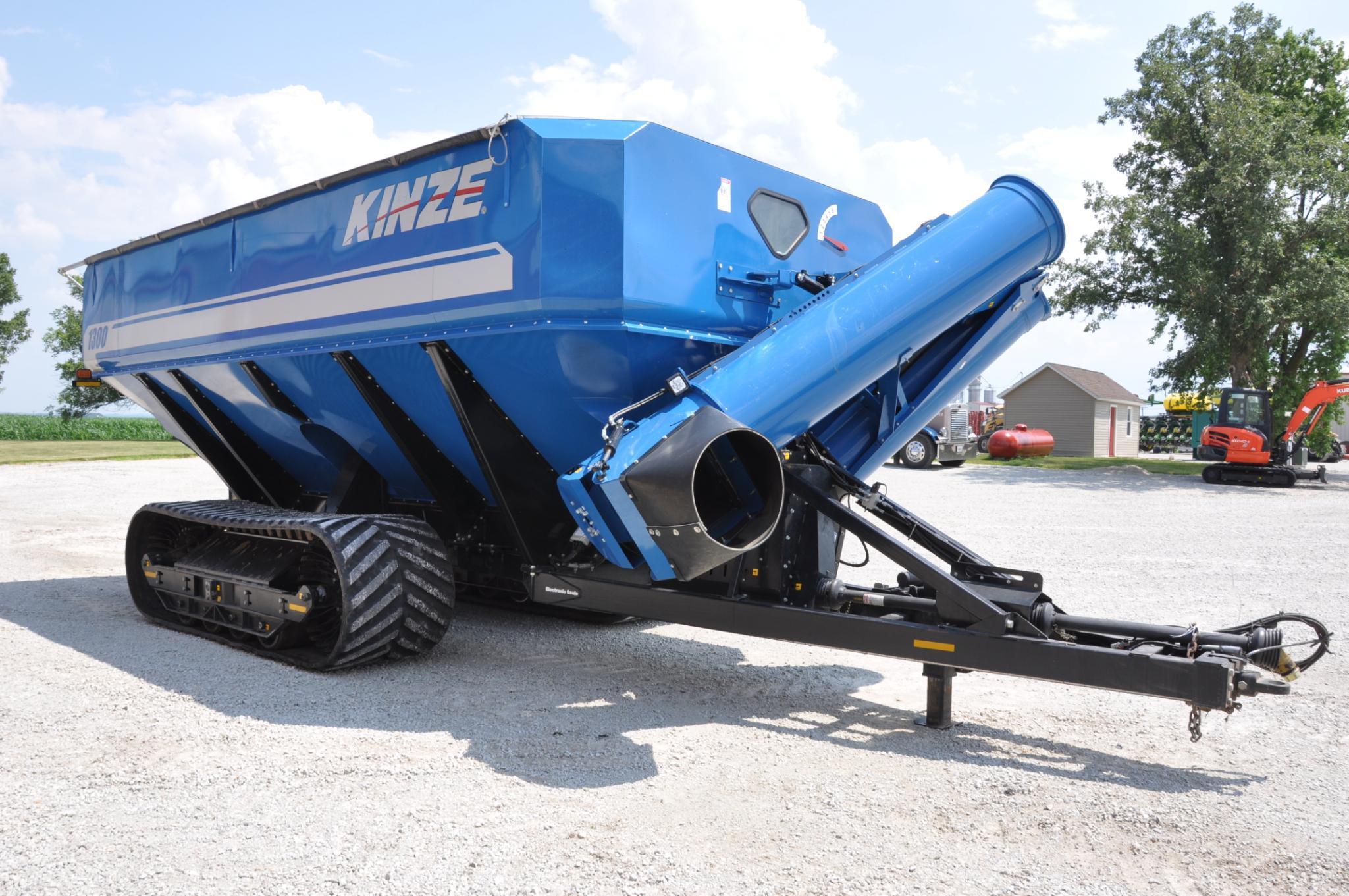 2014 Kinze 1300 grain cart