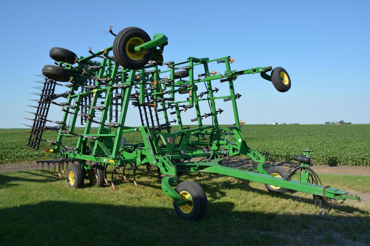 John Deere 2210 45' field cultivator