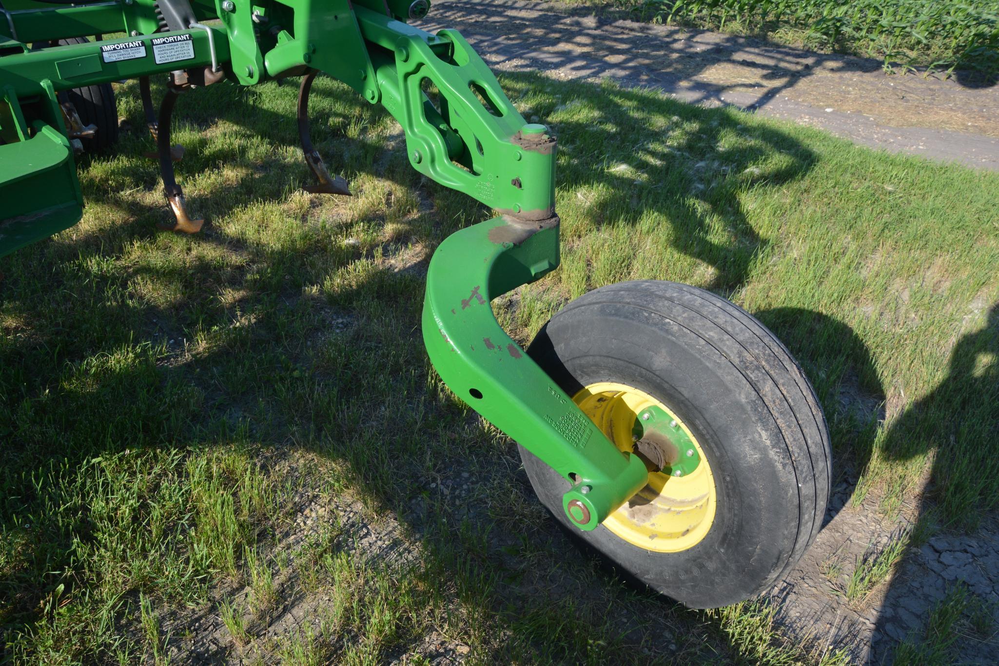 John Deere 2210 45' field cultivator