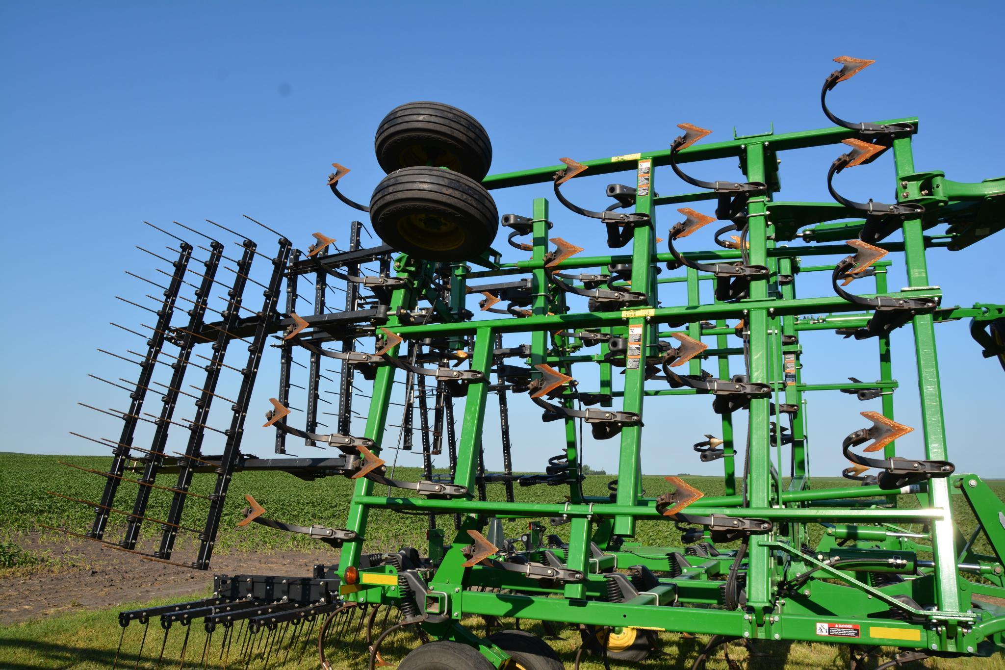 John Deere 2210 45' field cultivator