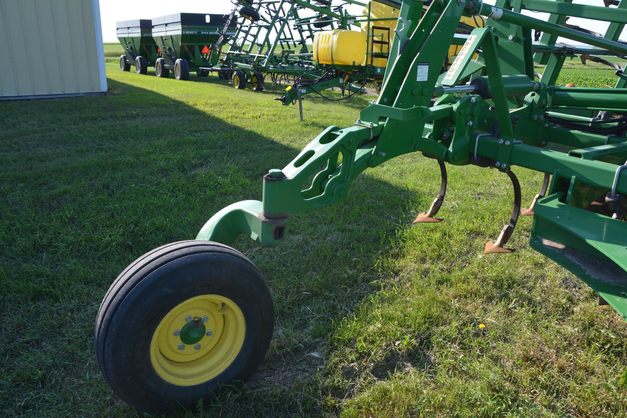 John Deere 2210 45' field cultivator