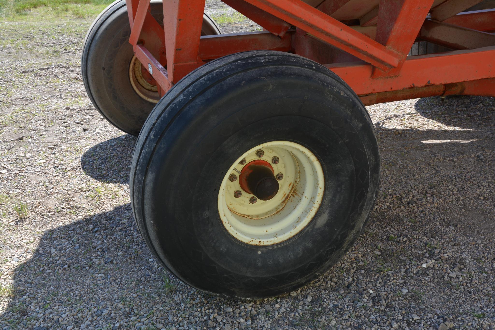 J&M 350-20 gravity wagon on J&M 13 ton gears