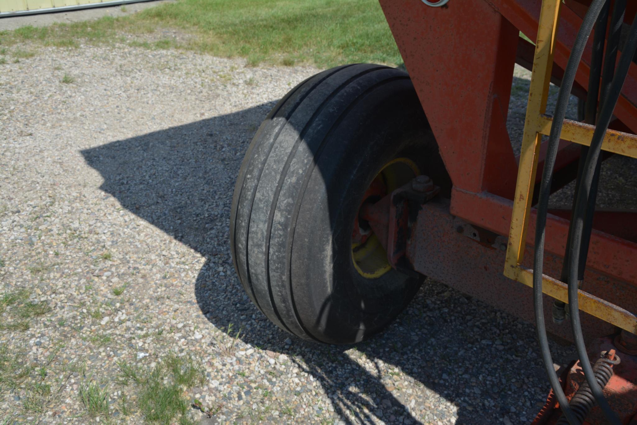 J&M 350-20 gravity wagon on J&M 13 ton gears