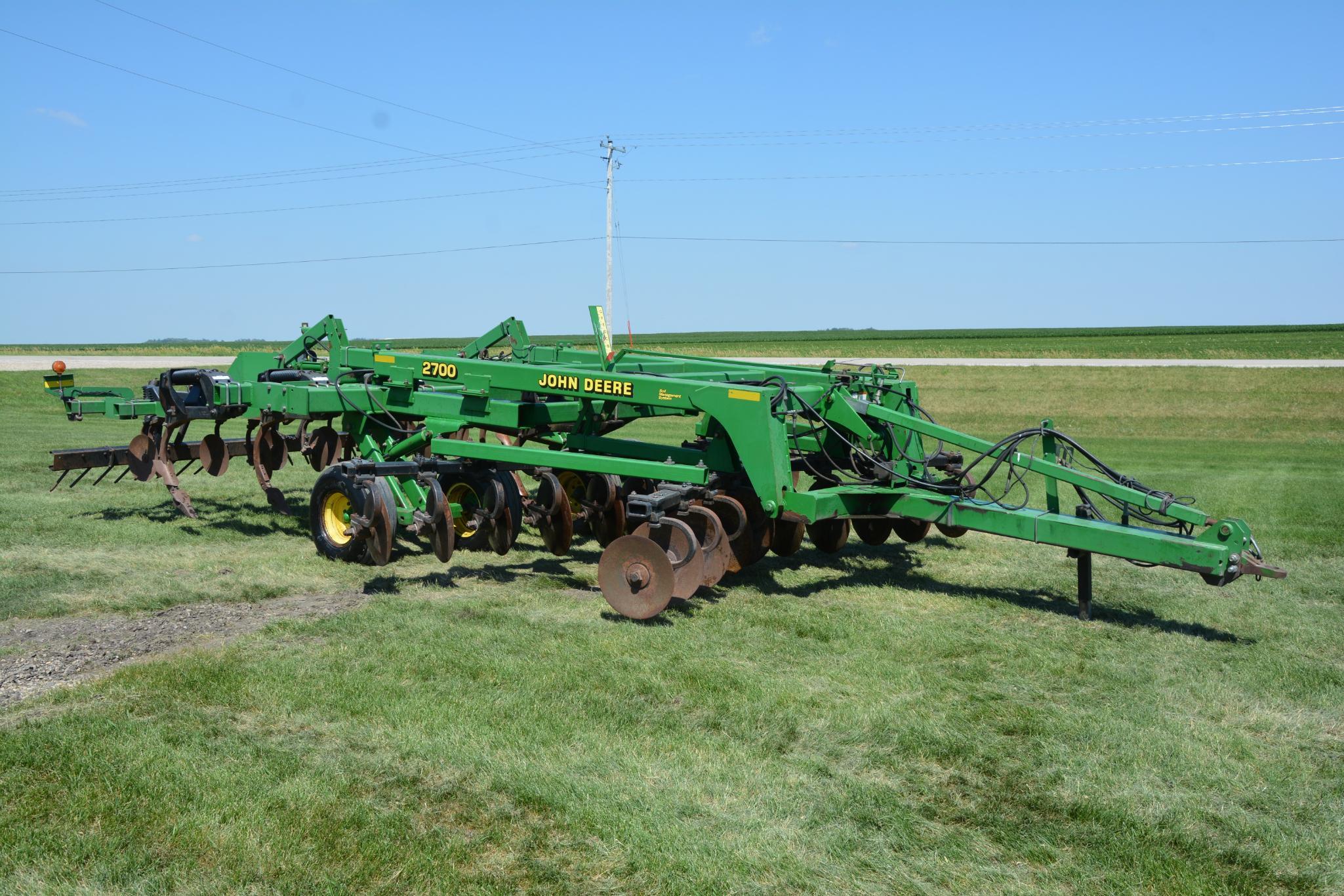 John Deere 2700 7 shank 14' disc ripper