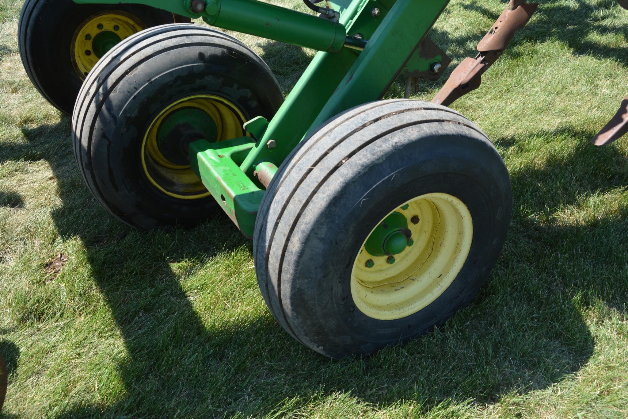 John Deere 2700 7 shank 14' disc ripper