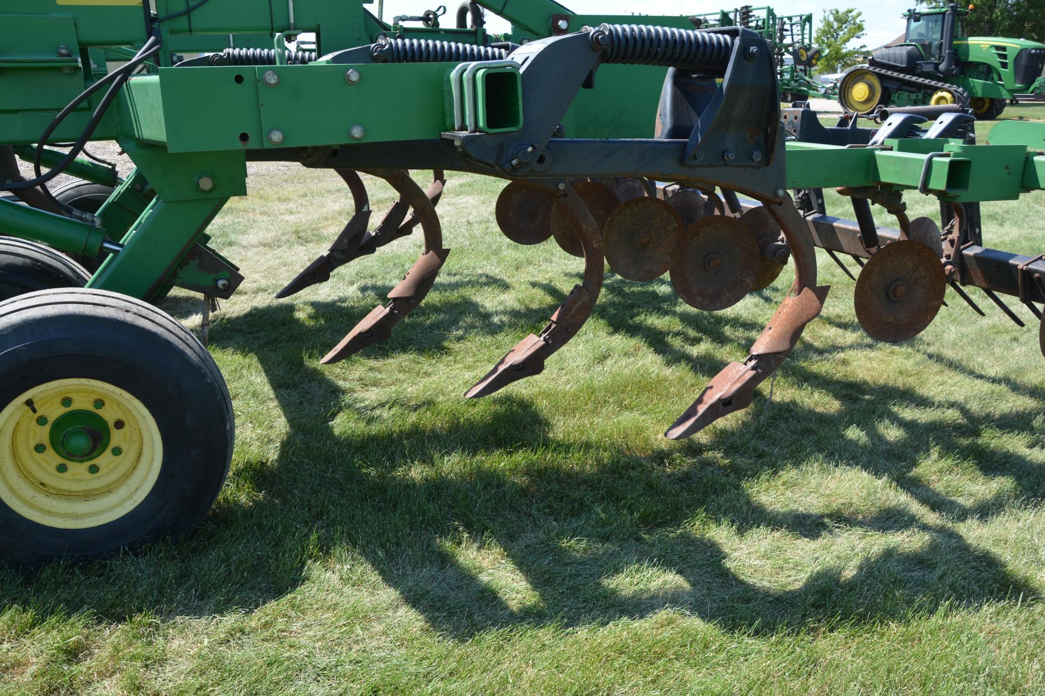 John Deere 2700 7 shank 14' disc ripper