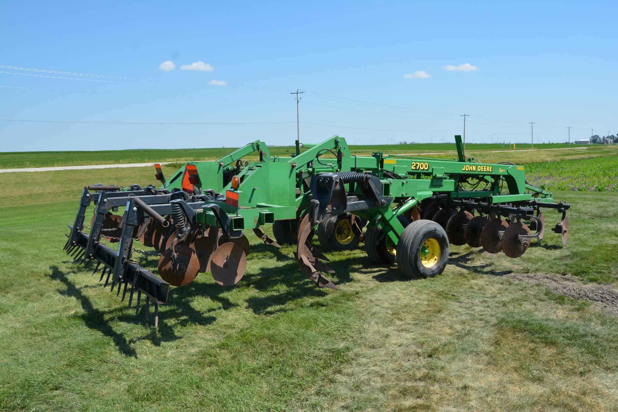 John Deere 2700 7 shank 14' disc ripper