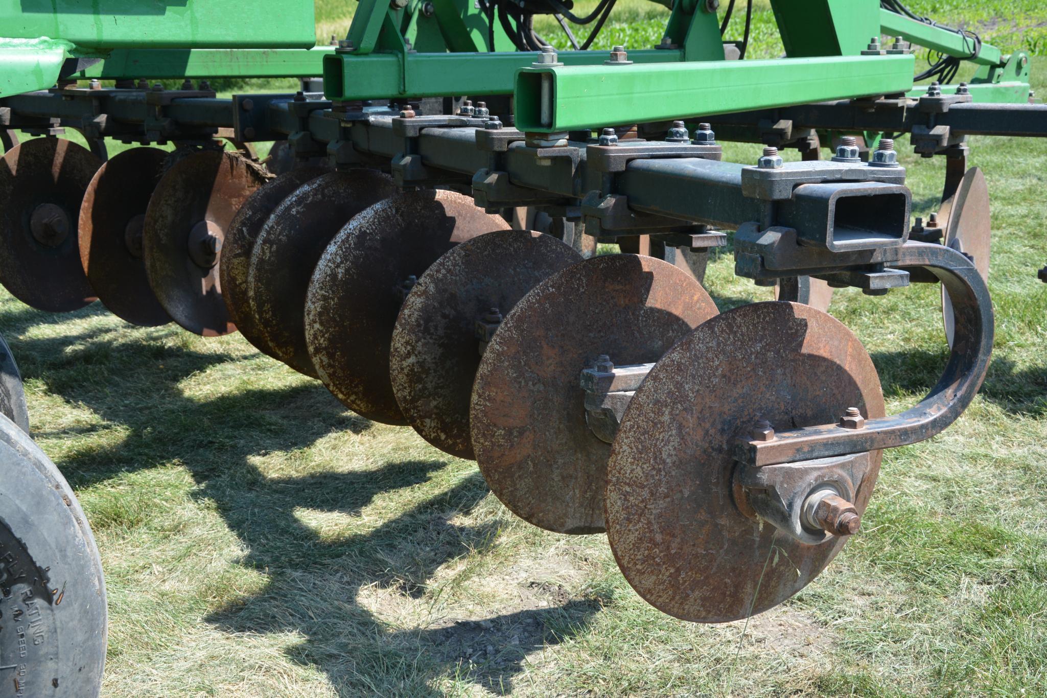 John Deere 2700 7 shank 14' disc ripper