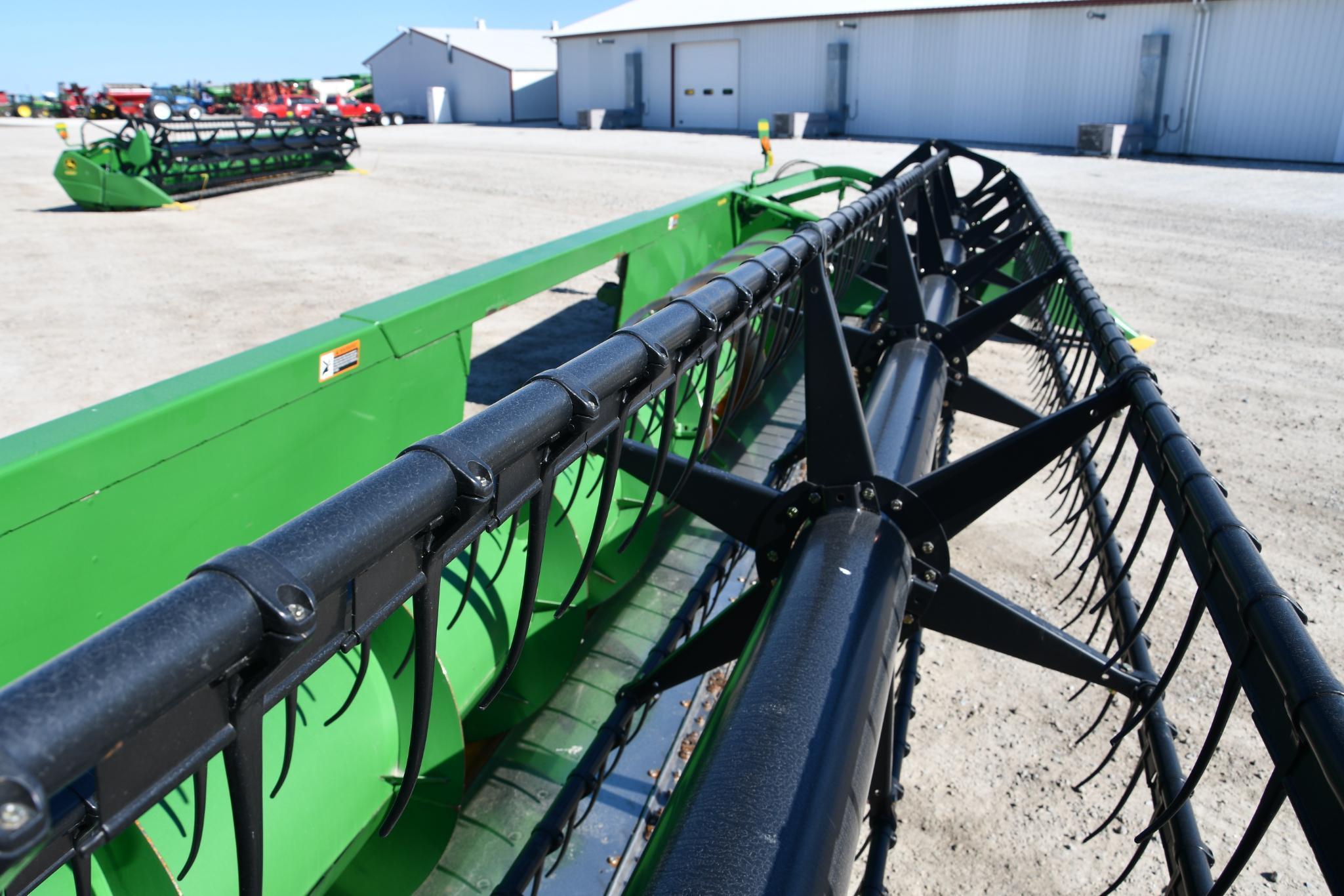 2011 John Deere 625F 25' grain platform