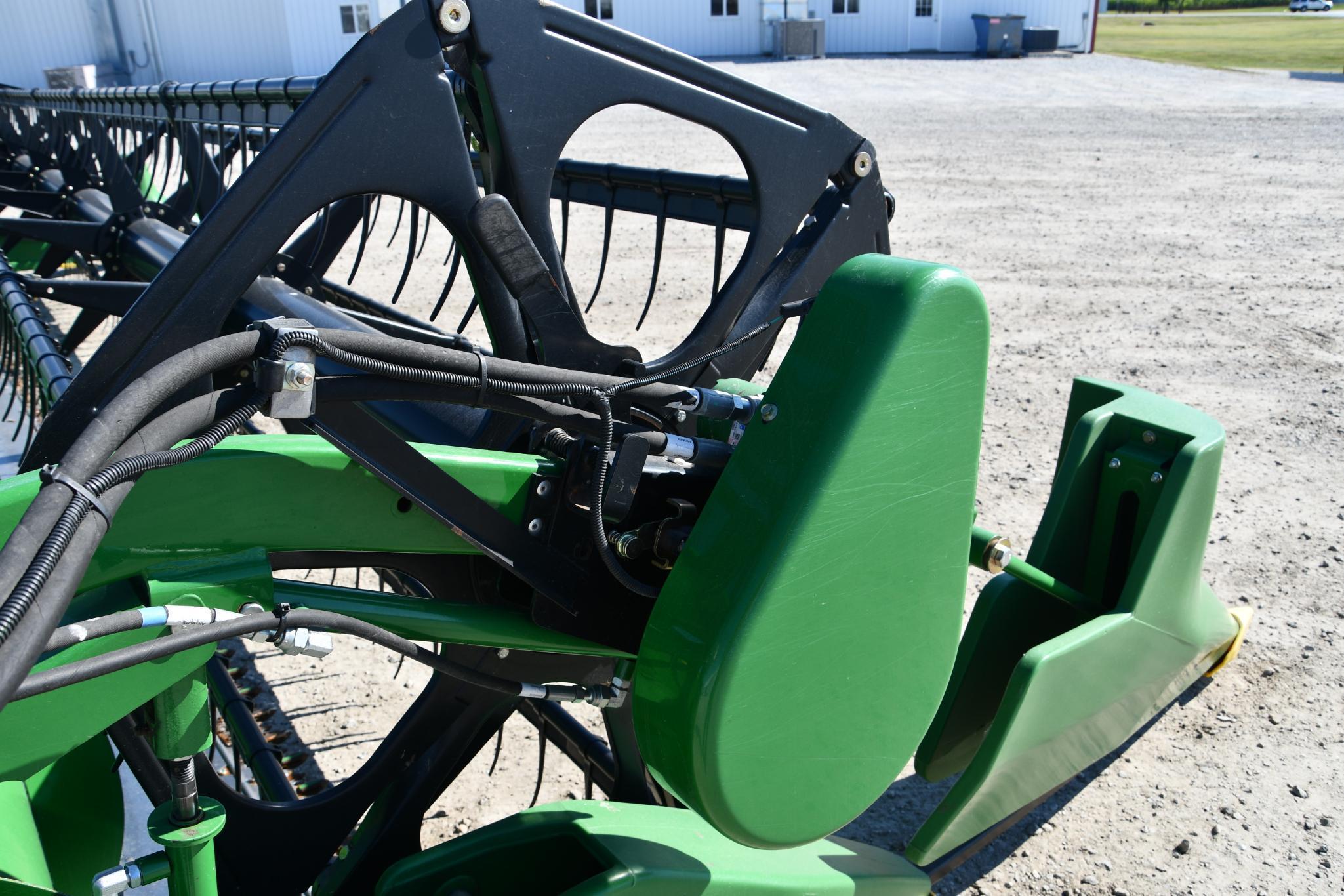 2011 John Deere 625F 25' grain platform