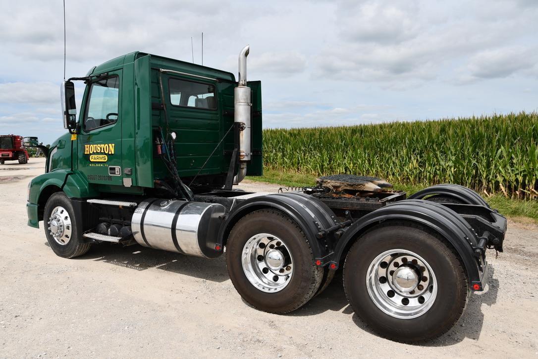 2005 Volvo day cab semi