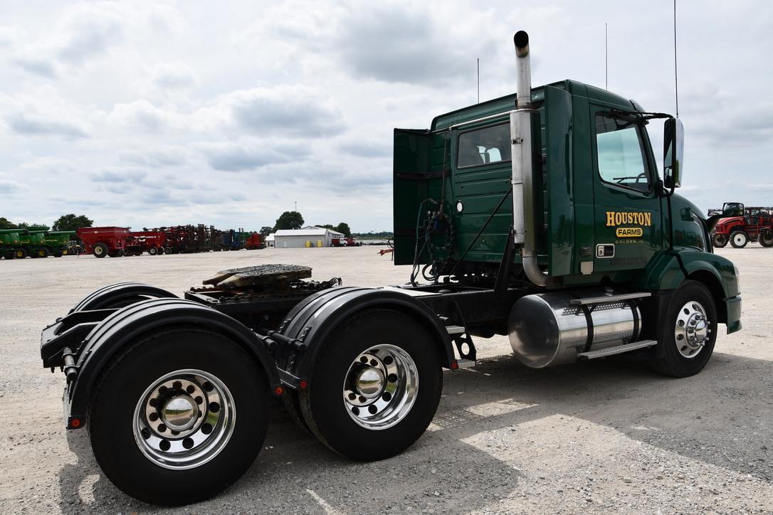 2005 Volvo day cab semi