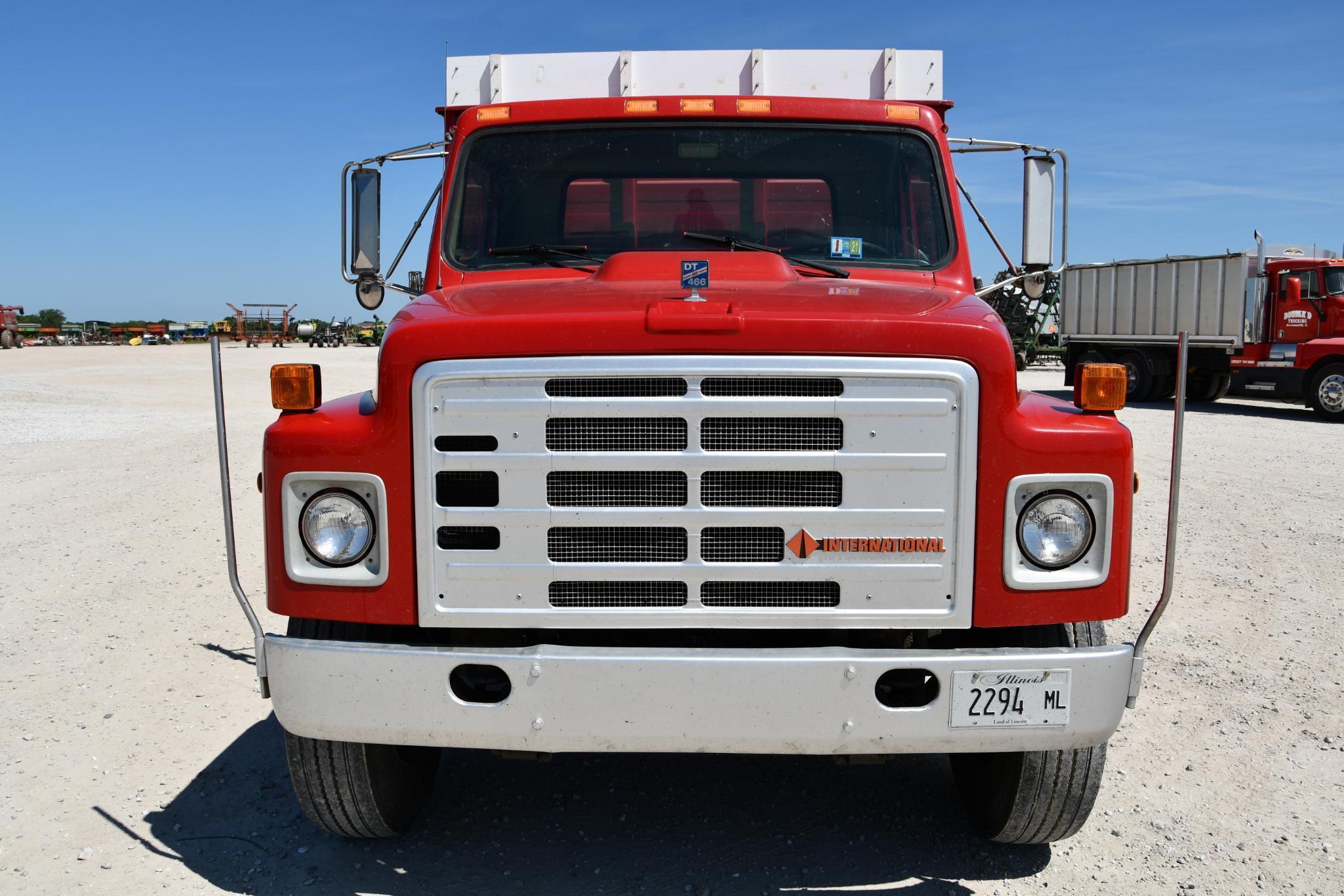 1987 International S1900 grain truck