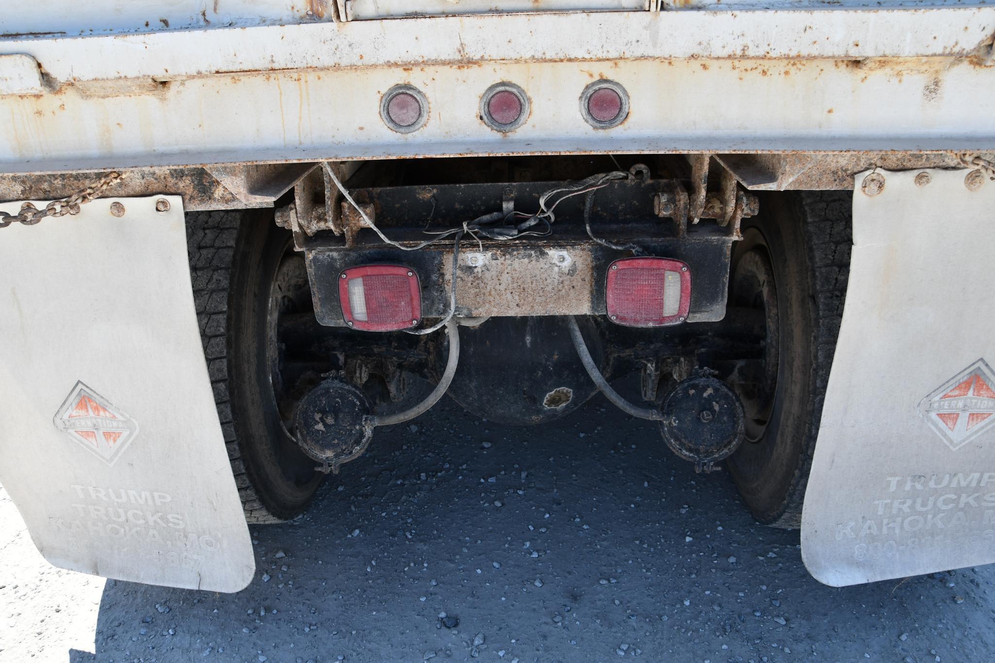 1985 International 1900 tandem grain truck