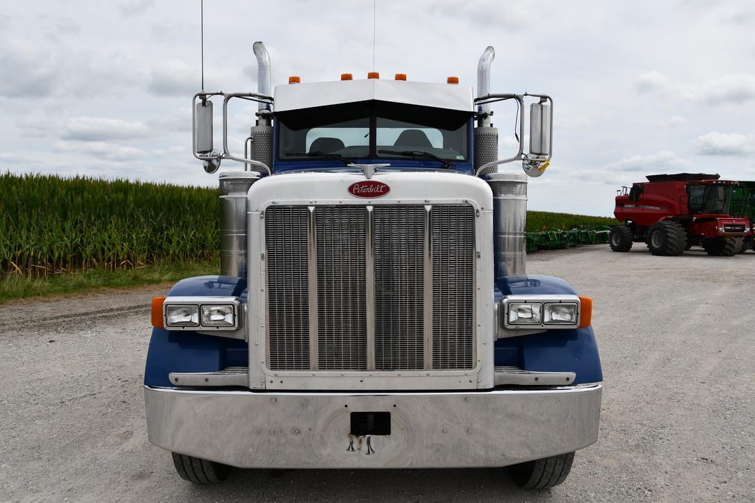 2007 Peterbilt 378 day cab semi