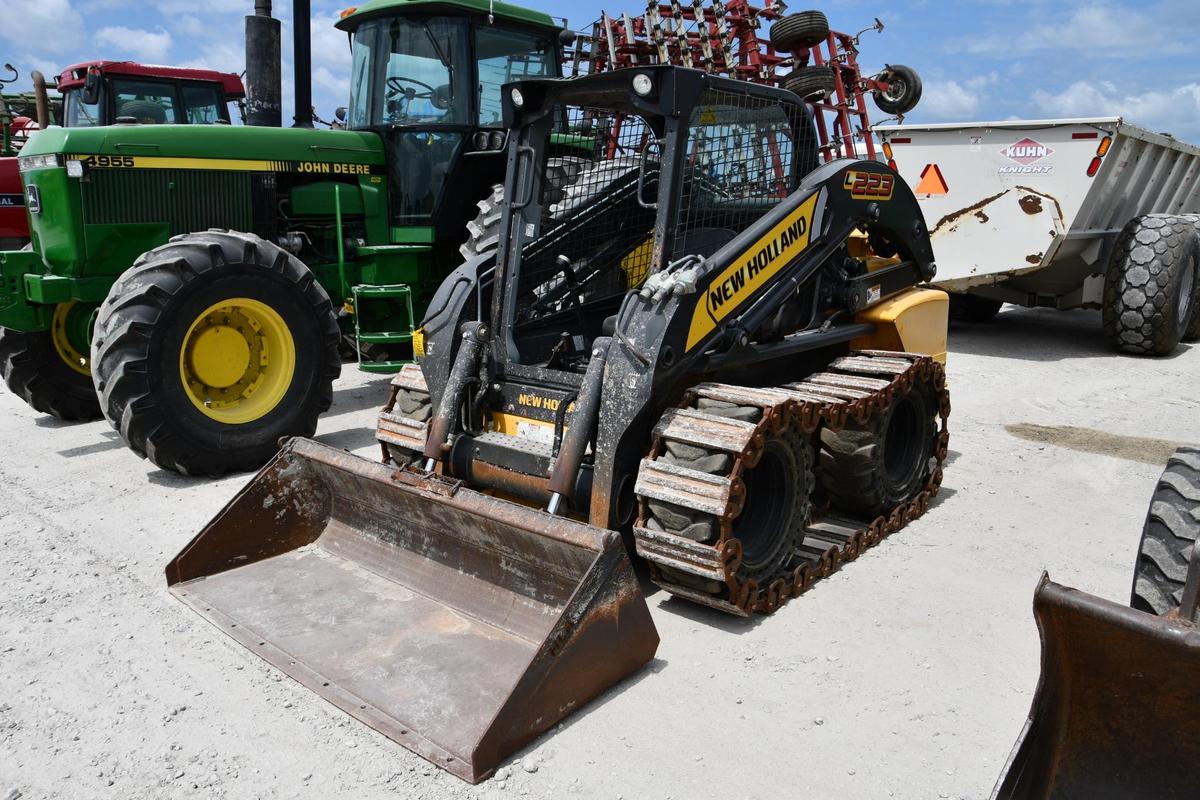 New Holland L223 skid steer