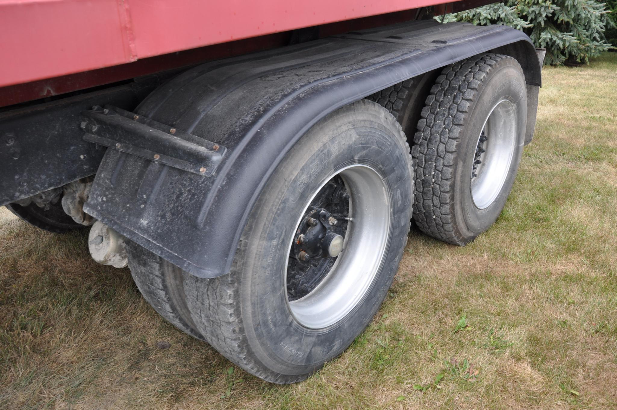 1991 Volvo GM tandem grain truck