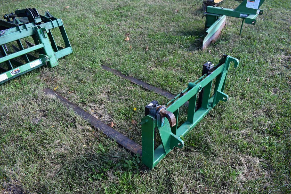 Pallet forks for John Deere 520M loader