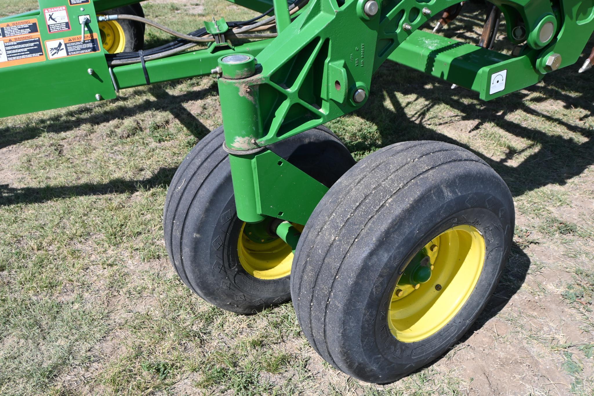 2009 John Deere 1830 61' air hoe drill