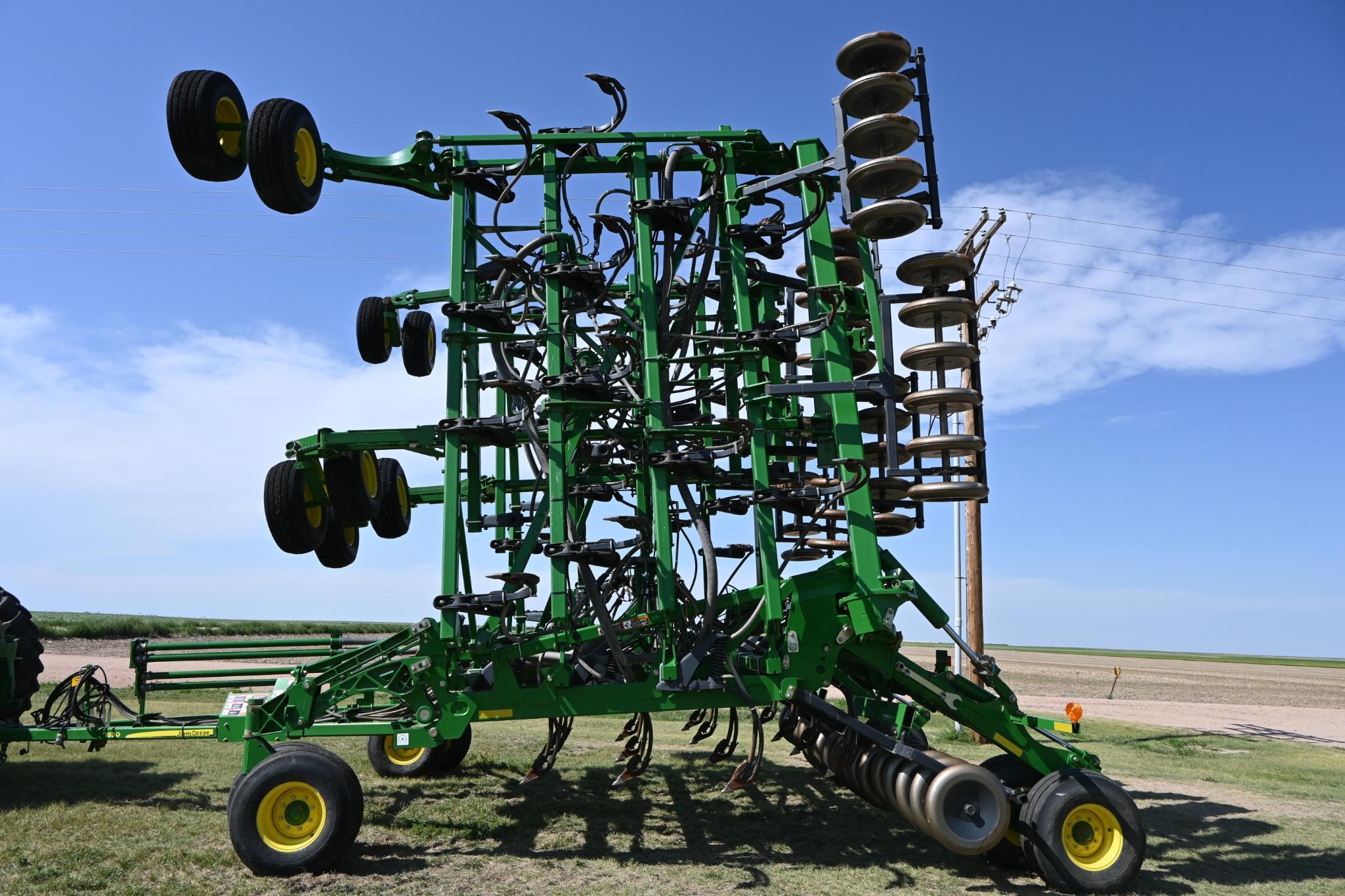 2009 John Deere 1830 61' air hoe drill