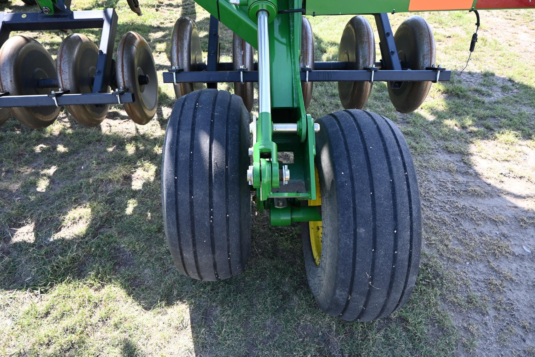 2009 John Deere 1830 61' air hoe drill