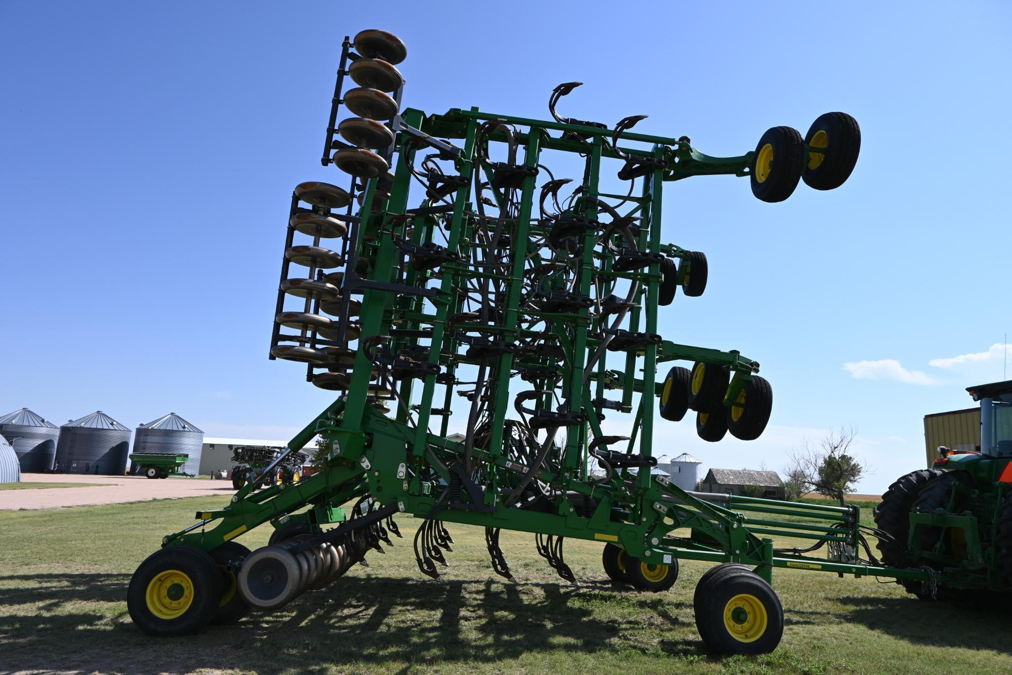 2009 John Deere 1830 61' air hoe drill