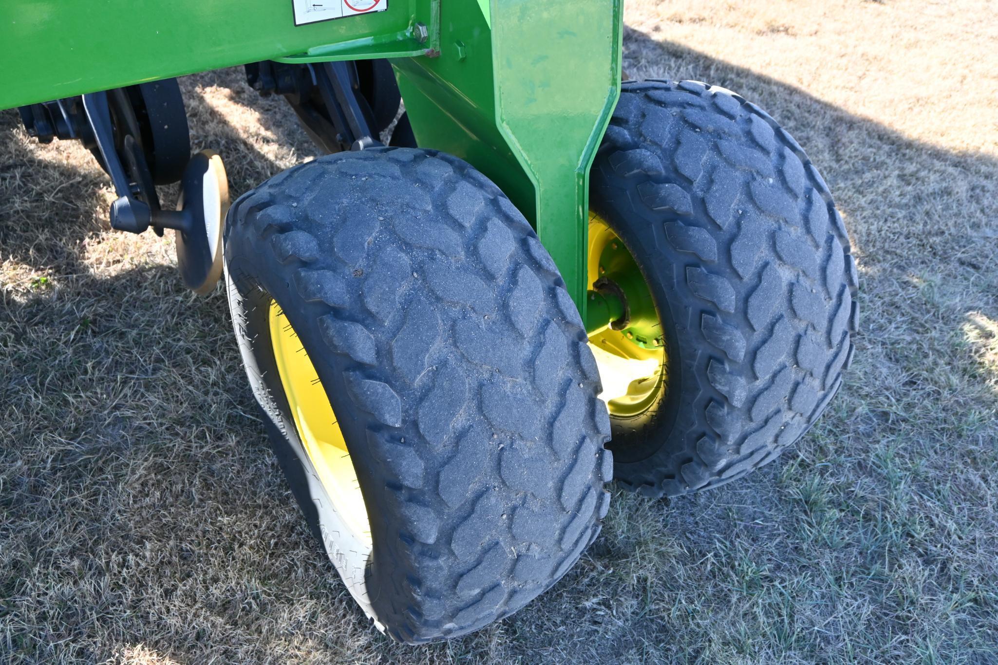 2010 John Deere 1890 42' air drill